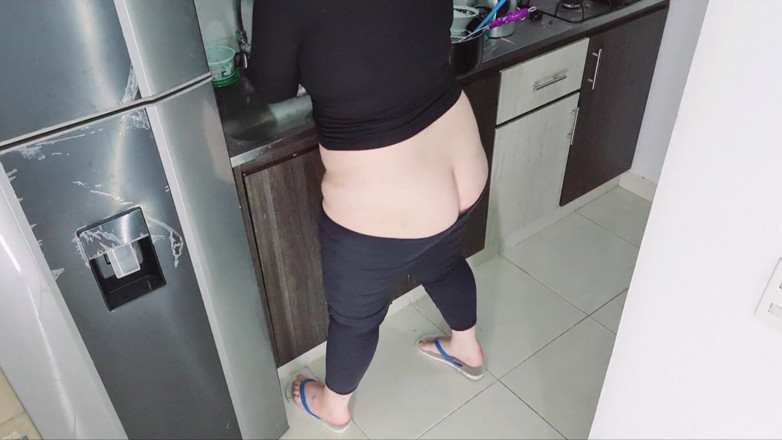 Alice H: Rabuda madrasta limpando a cozinha