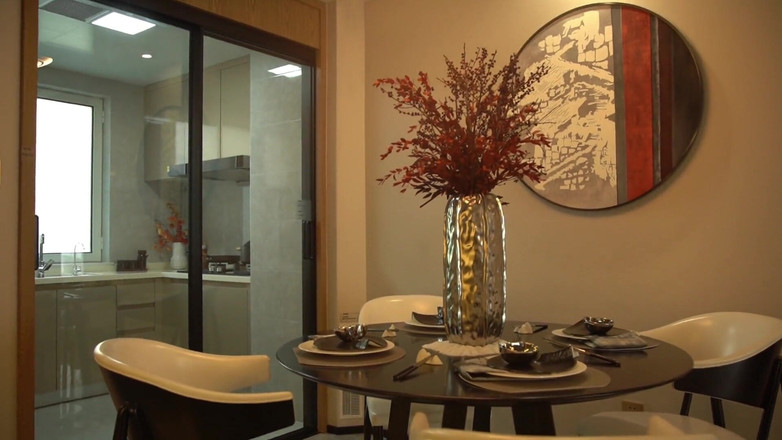 Aria Mia: Egyptská sexy služka s velkým zadkem uvízlá pod židlí pak vidím...