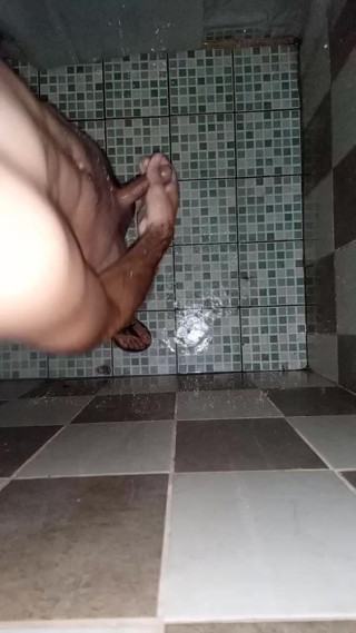 Cute boy jerks off: Il ragazzo si rade le palle e si masturba