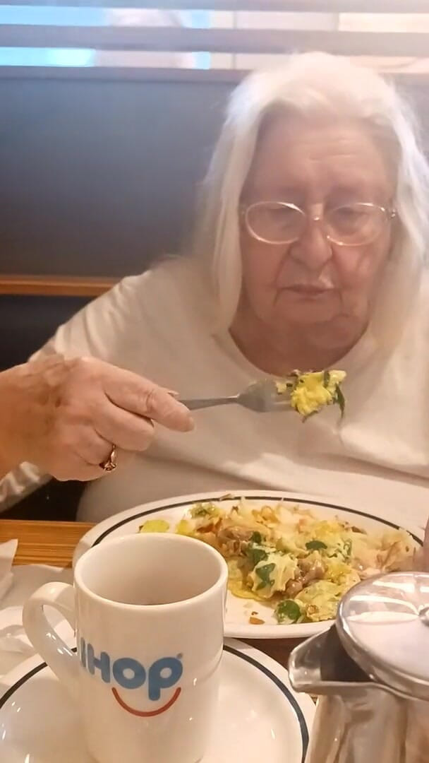 BBW nurse Vicki adventures with friends: La matrigna ed io mangiamo a colazione
