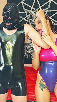 Luptă mixtă în latex, Foarfecă Holding, stând pe față dur, picioare pe față
