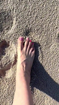 Comparación de talla 16 pies con impresiones de arena en la playa