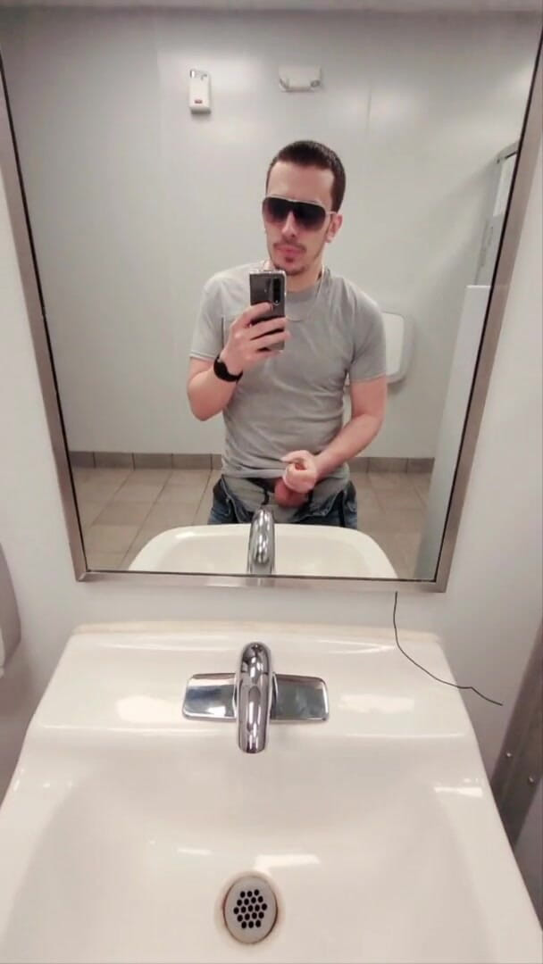 Ballbuster boi: युवा सेल्फ बॉल बस्टर वॉलमार्ट बाथरूम में अपने नट फोड़ता है