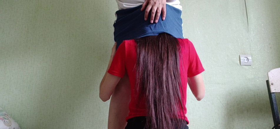 Lesbian-illusion: 恥ずかしがり屋の隣人が頼まずにスカートの下に潜り込んでくれたけど、気に入った
