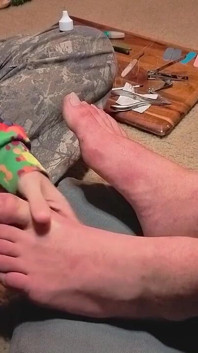 Melody Donne Une Pédicure À Son Maître