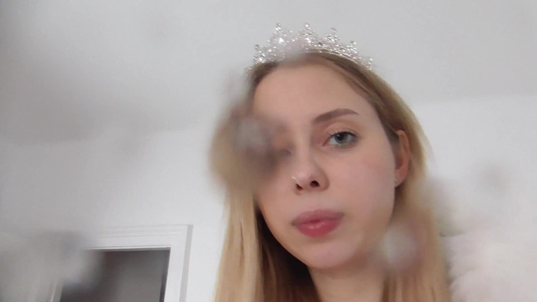 Solo Austria: Vysoká princezna Kelly vám plivne do obličeje a úst