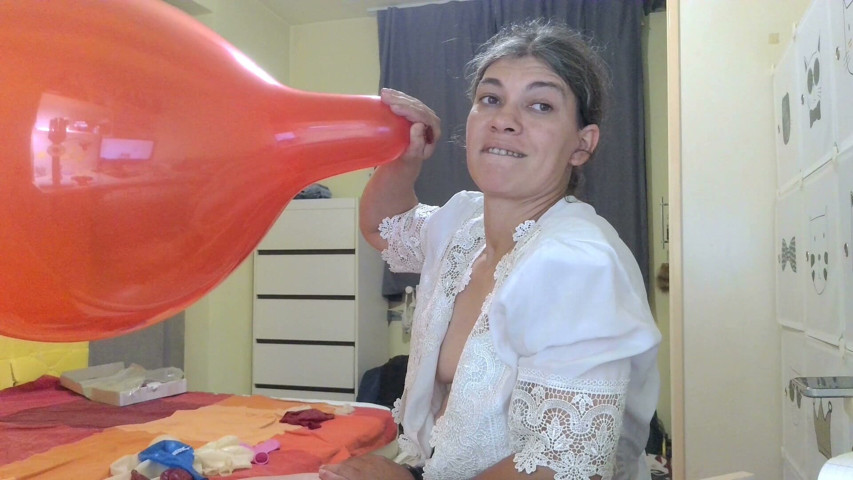 Soffia per far scoppiare il grande palloncino rosso con i capezzoli fuori (amore misericordioso) Blow to Pop Big Red Baloon with Nipples Out (Mercy love)