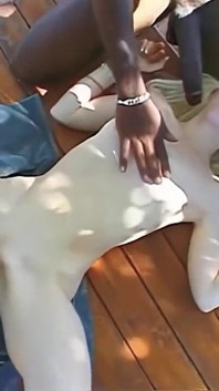 Piccola bionda prende enormi cazzi da 11 in una gangbang anale pecorina in pubblico