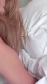 Blond brud blir passionerat fingrad och knullad