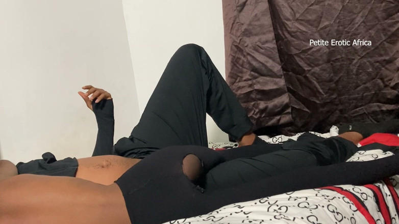 Petite Erotic Africa: Cowgirl remaja eboni kurus dalam stoking