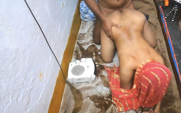 Busty Banuu: Pembantu rumah desi India seks kotor