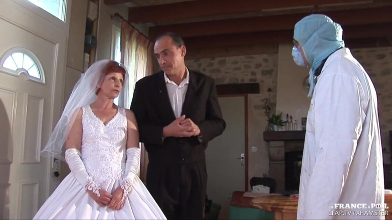 La France a Poil: LFAP - Français mariée mature poilue se fait enculer et fister...