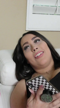 Když Alycia Starr požádala svého nevlastního bratra o masáž, rád popadl olej a potřel její ladné tělo po celém těle.