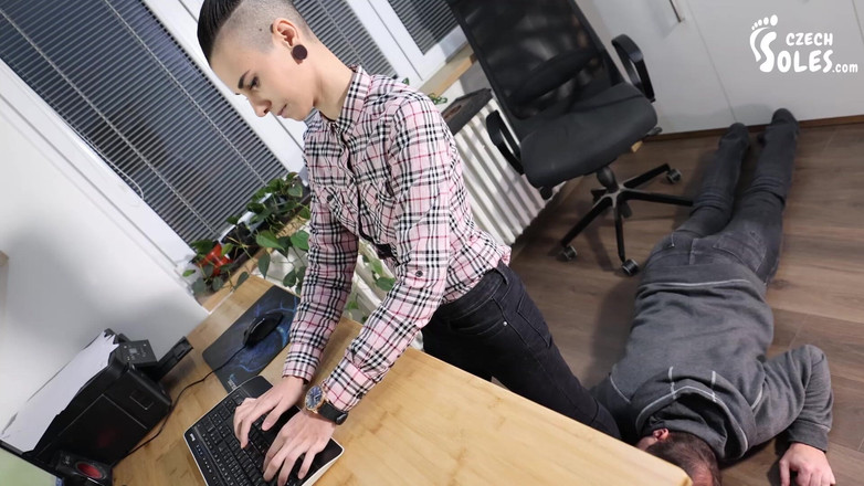 Czech Soles - foot fetish content: Переход фут-фетиш границ на работе