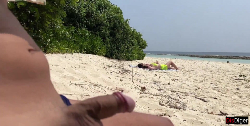 Dis Diger: Zboczeniec szarpie cycatą mamuśkę i jej pasierbicę i spuszcza się...