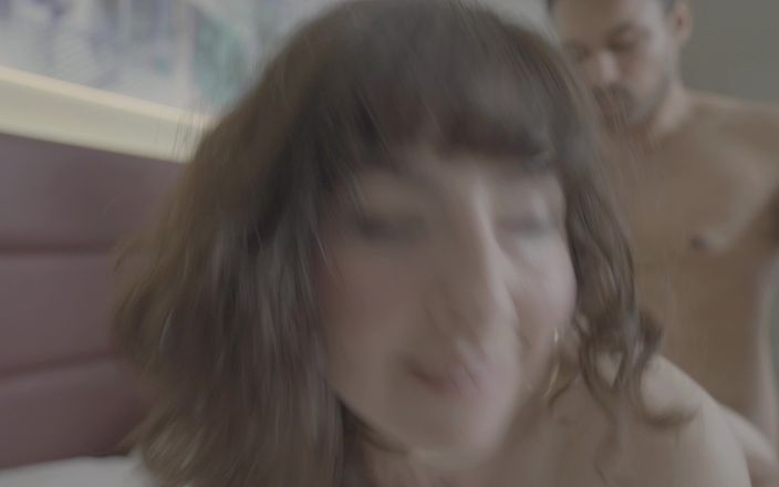 Sin flare: 란제리를 입고 걸으며 섹스할 때까지 휴대폰을 사용했어