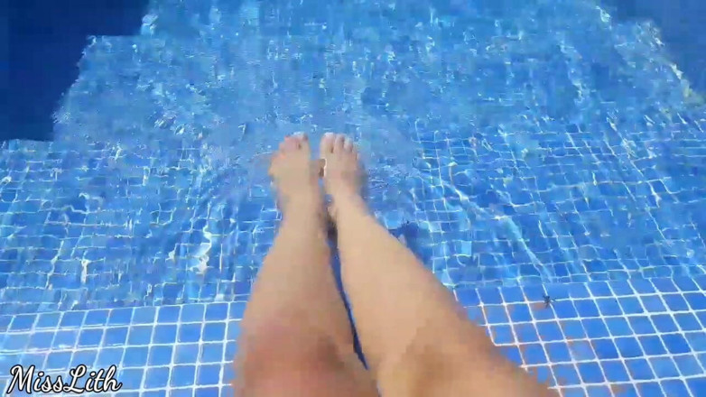 Miss Lith Domina: Picioare umede pe piscină