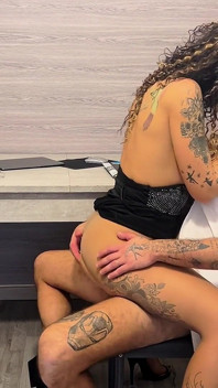 Patron, onun sekreteri, ona şirket yemeği için bir elbise verdi!