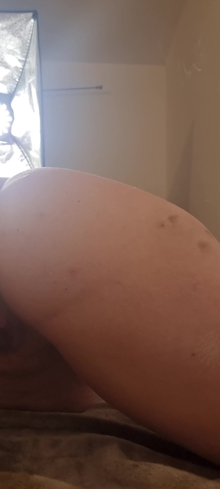 RoxyhotGoddessXx: Una troia incinta gioca con la figa e fuma tre...