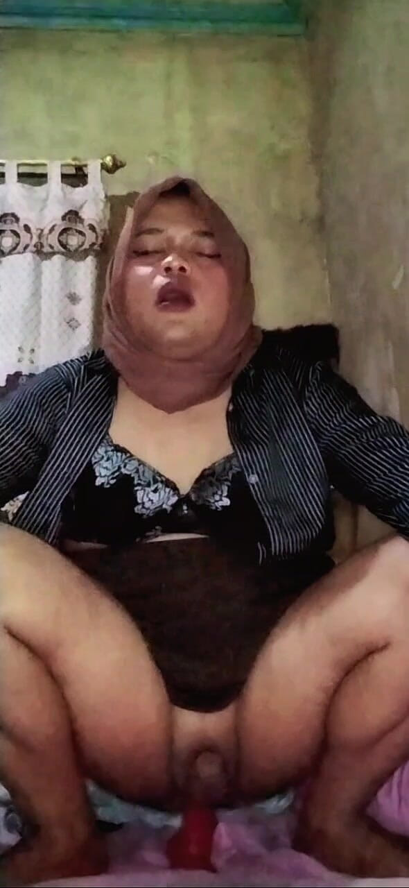 Ivvy Crossdresser: Hijab shemale è eccitata prima di andare a lavorare