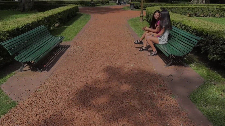 Katty West: Vrouwelijke studenten verleiden jongens in een openbaar park en trekken...