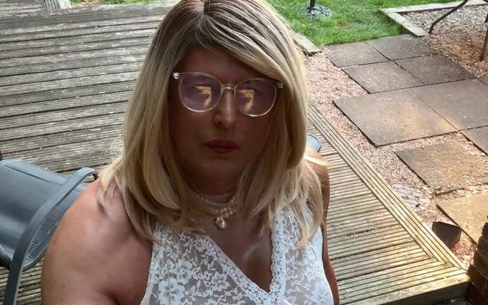 Kelly CD 2022: Sexy Crossdresser kellycd2022 v bílé krajkovém oblečení, síťované punčocháče a...