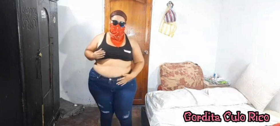 Gordita Culo Rico: 섹시한 큰 엉덩이의 옷을 벗고 그녀의 큰 질과 분홍색 후장을 보여줍니다.