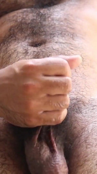 Homem peludo se masturba suando, grande gozada
