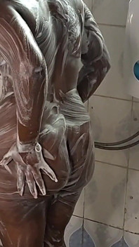 Masturbiert ihre muschi im badezimmer