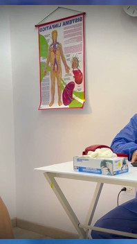 Ginecolog cu penis mare își fute pacienții în mijlocul consultației și ejaculează în vaginul ei