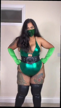 Cosplay iri güzel kadın kıyafeti Jade olarak deniyor