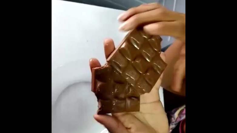 Pietro Montoya: ザーメンでチョコレートを食べる義理の娘