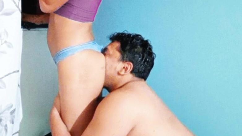 Skinnydanie21: Aku lagi asik jilat pantat temanku yang masih 20 tahun dan...