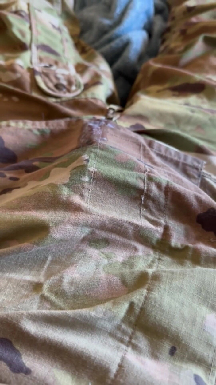 Gay Soldier Stuff: Nadržený us army voják relaxuje po letu s kurákem a...