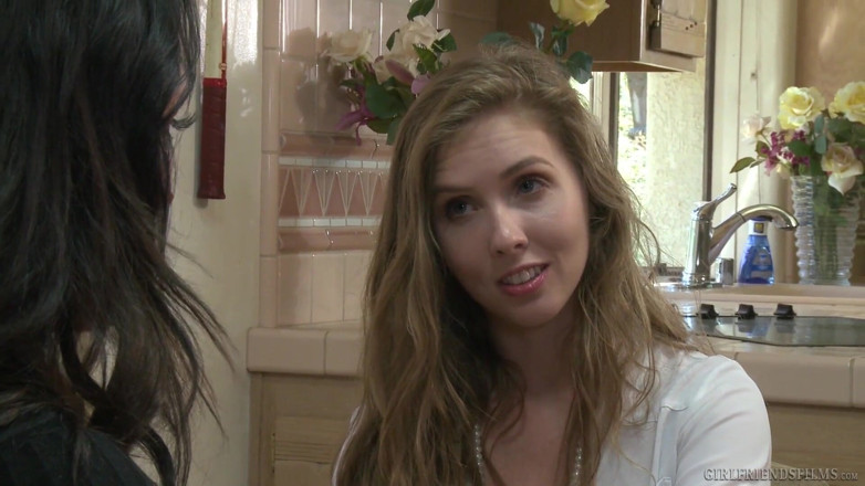 Girlfriends Films: La principale Lena Paul séduit sa nouvelle prof après avoir...