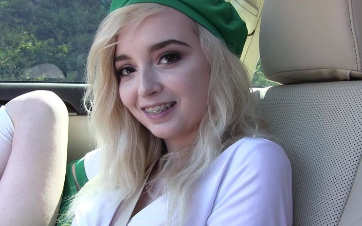 Perv Milfs n Teens: Lexi Lore sikini içeri atması için pembe külotunu kenara çekiyor
