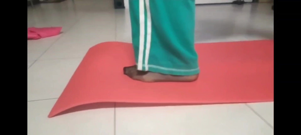 Yvonne: Exerciții de yoga din nylon