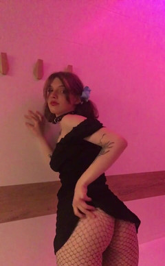 Soft Vulgar: Хияааа! Время для моих первых видео. Аааа я так нервничаю. Пожалуйста, наслаждайтесь, я знаю, что сделал