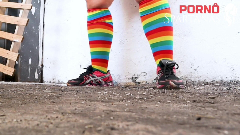 Porno Spartanas: Si rambut coklat berpantat besar menikmati karnival dengan melompat ke...