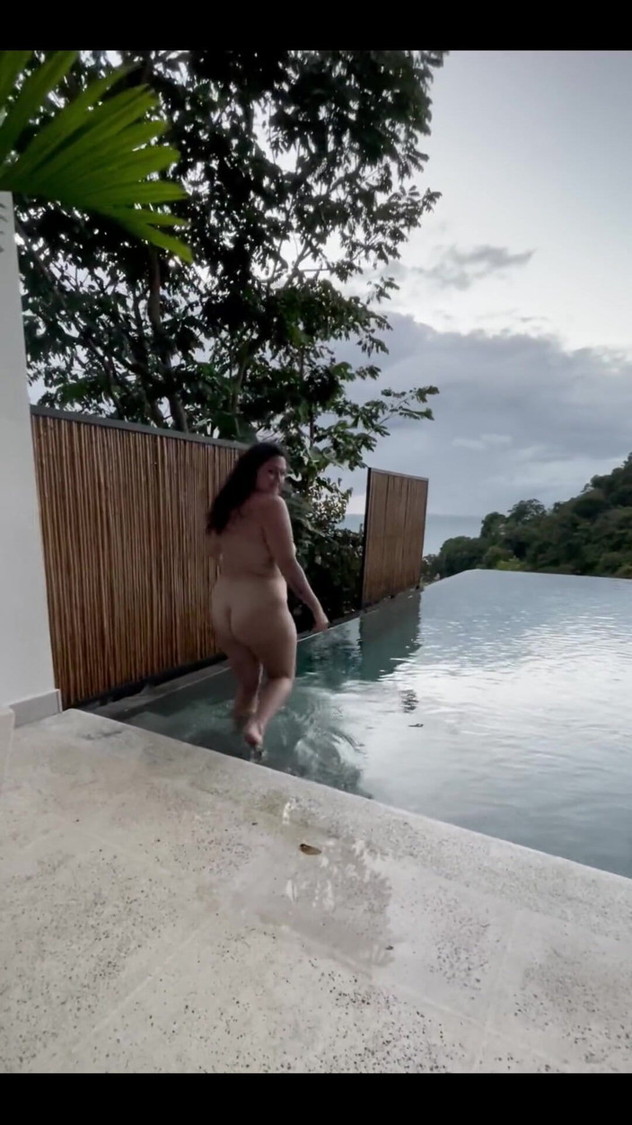 Josie Jaxxon: 初日から裸で泳いでプールを試す!