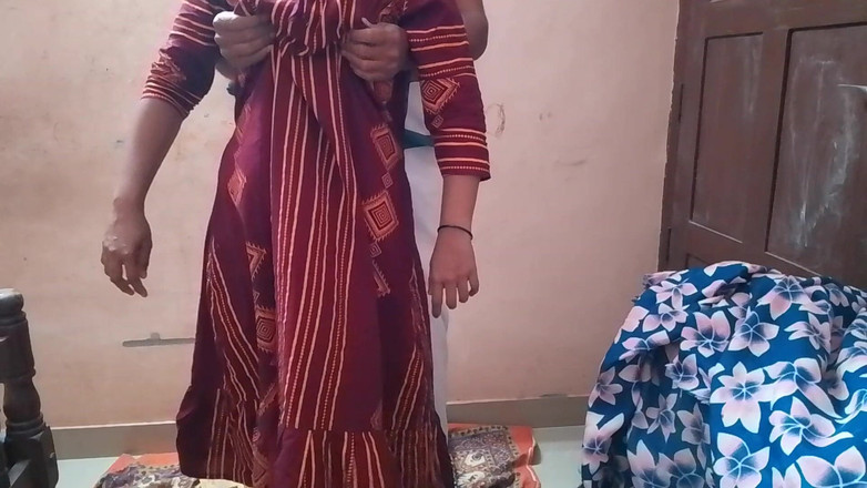 LEGSCOUPLE12: Indische dorpsbeuker pronkt met haar naakte lichaam in het bijzijn...