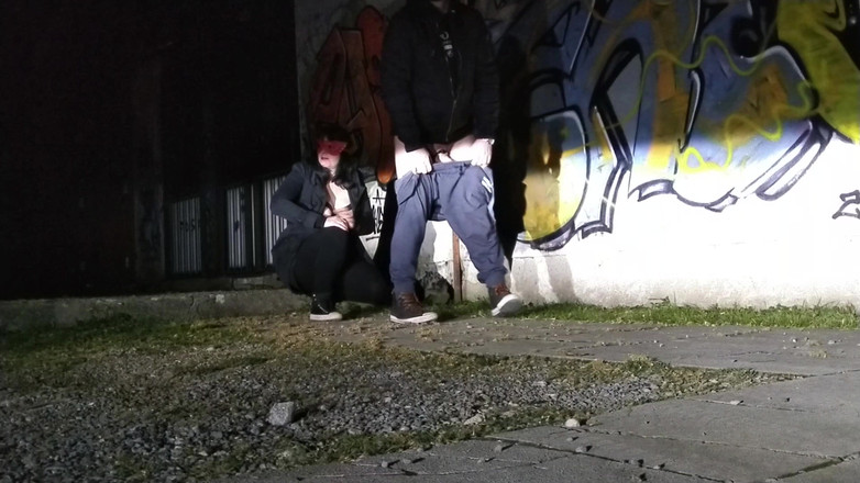 Toilet Mommy: Outdoor-belichtung Mädchen Leckt Typen Arsch