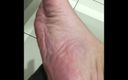 Manly foot: Alışveriş merkezinde umumi tuvalet - azgın biri ayak parmaklarımı emsin diye...