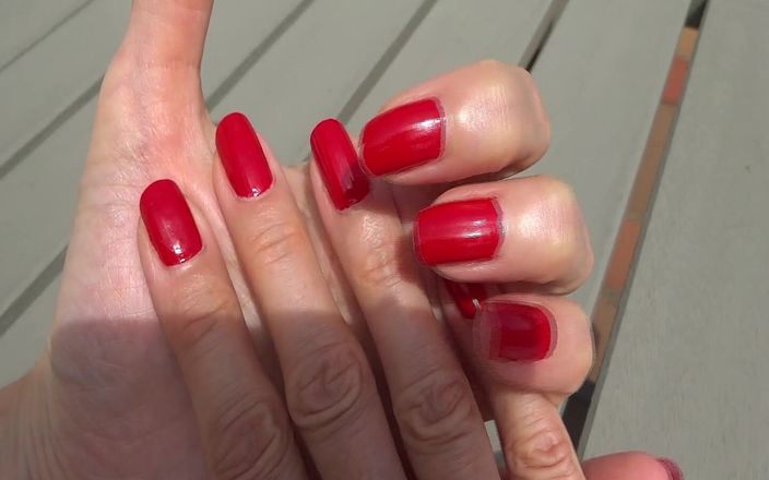 Lady Victoria Valente: 红色指甲太漂亮了 - 天然长指甲！