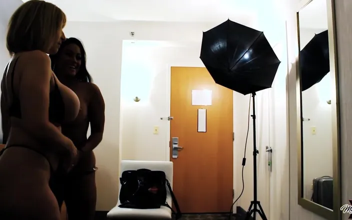 Maxine X: 슈퍼 밀프, Sara Jay, Maxine X 비하인드 스토리