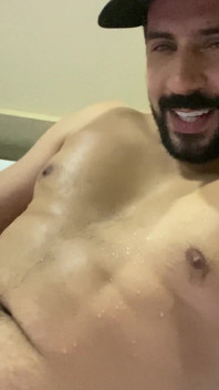 배에 정액을 퍼뜨리는 후 온수 욕조에서 물 발사