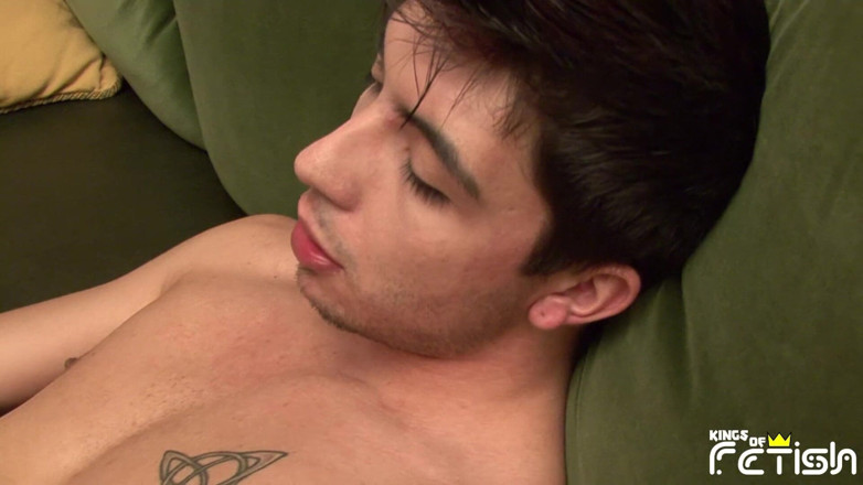 Gay Diaries: Lelaki bertatu menelan air mani selepas menghisap tiga zakar besar...