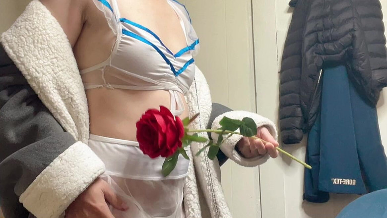 sweethanajapanese: Hana Chan sexy în ținută de fată studentă care se joacă cu...