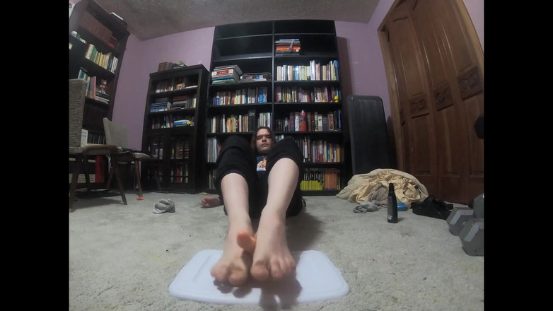 Mr Dimples: गोल-मटोल लड़का अपने डिल्डो को पैरों से चुदाई देता है