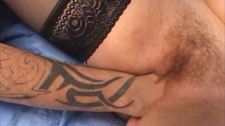 My real dirty life: 他用手拍她的阴户，用鸡巴拍她的屁股